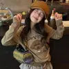 Blusa de manga larga para niña con estampado de cachorro y letras, nuevo estilo otoño 2026, pantalones casuales versátiles con un dobladillo elegante, moda infantil dulce y genial