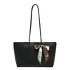 La popular bolsa de mano fresca de este año para mujer, nuevo artículo de verano 2026, gran capacidad, bolso de hombro único con pañuelo de seda, bolso de axila de moda
