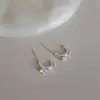 Aretes cúbicos de circonia simples, exquisitos y pequeños para mujer, con un estilo único y discreto, adecuados para el uso diario, chapados en plata, y ofreciendo un toque de lujo y sofisticación, lo que los convierte en accesorios versátiles