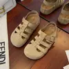 Sandálias Fechadas Tecidas com Sola Grossa Aumentadoras de Altura Interna para Mulheres, Adequadas para Uso ao Ar Livre, Novos Sapatos Romanos Vazados Respiráveis Primavera/Verão 2026