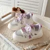 Zapatillas deportivas infantiles estilo coreano 2026 modelo nuevo primavera-verano, zapatos casuales transpirables con suelas suaves, diseño de malla simple con dibujos animados, zapatillas versátiles para niñas