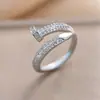 Celebridad de Internet Modelo Popular Exquisito Anillo de Circonita Súper Brillante para Mujer Lujo Ligero Sensación de Alta Gama Anillo para Dedo Abierto Ajustable Chapado en Oro Real