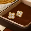 Brincos de Trevo de Quatro Folhas Banhados a Ouro Real Cravejados com Zircônia, Brincos de Designer de Alto Padrão com um Toque de Luxo, Elegantes Brincos de Luxo Leve Estilo Chanel para Mulheres