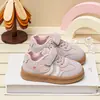 Tenis casuales para niños, zapatillas de entrenamiento alemanas para niñas, nuevos tenis deportivos para niños con estampado de corazón, moda otoño 2026