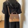 Bolso pequeño portátil retro para mujer Nuevo 2023 otoño e invierno esmerilado de alta calidad bolso cuadrado pequeño para ir al trabajo que combina con todo bolso de hombro