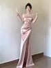Vestido Largo de Hombros Descubiertos para Mujer, Texturizado, Ceñido a la Cintura, con Abertura, Ajustado, Elegante Vestido de Noche Color Champaña para Ser Anfitriona