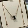 Collar de Cerámica Blanco y Negro Versión Alta V Dorada Cadena de Clavícula Pequeño Hombre Rojo Caridad Cadena Gruesa Chapada en Oro de 18K