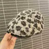 Nueva Gorra Plana de Borrego con Estampado de Leopardo de Moda para Mujer Otoño Invierno Moda Retro Versátil Adelgazante de Rostro Gorra Hacia Adelante
