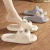 Pantuflas de dibujos animados de suela blanda para mujer, nuevo modelo verano 2024, sandalias antideslizantes de suela blanda para interior, hogar, baño para mujer