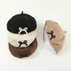 Boina beret em formato de chapéu tridimensional para outono e inverno, chapéu de pintor de lã espessa, chapéu de botão decorativo com laço fofo, pequeno estilo para o rosto