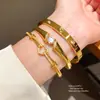 Pulsera de Cierre Exquisito y Moderno de Corazón Hueco con Circonita Estilo Fresco Pulsera Personalizada Lujo Ligero Sensación de Alta Gama Joyería de Mano
