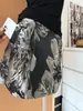Falda midi de jacquard floral con cintura alta, silueta estilizada + camiseta negra de manga corta/media tejida estampada