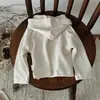 Blusa com capuz de manga longa em malha canelada estilo INS para bebês e crianças pequenas, com botão único e acabamento em renda com letras em inglês para meninas