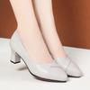 Zapatos Dropshipping 2025 Nuevo Estilo Cómodos Suela Blanda Versátiles Elegantes Zapatos de Cuero Verano Zapatos Individuales para Mujeres de Mediana Edad y Mayores