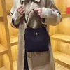Bolso de mujer de alta gama transfronterizo 2026 nuevo para las cuatro estaciones, bolso tipo cubo vintage para el trabajo, bolso de hombro y cruzado moderno y versátil