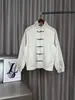 Nueva chaqueta estilo chino de cuello alto con botones decorativos, hecha de gamuza, para hombre, adecuada para otoño e invierno, con tres rayas, un diseño deportivo y casual con una estética china.