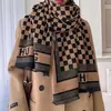 Bufanda de Falso Cachemir con Letras Estilo Otoño e Invierno para Mujer, Versión Coreana, Engrosada, Tacto de Alta Gama, Bufanda Larga Versátil, Chal y Calentador de Cuello para Dama