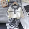 Ropa Infantil 20223 Nuevo Conjunto de Dos Piezas para Niños Estilo Primavera y Otoño Algodón con Cuello Camisero Estampado de Letras Lote de Fabricante