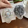 Moda Otoño e Invierno Nuevo Ramillete Estilo Fragante Flor de Camelia Dorada Broche Borla de Perla Gama Alta Lujo Ligero Sentido de Gama Alta Broche