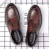 Sapatos de couro para homens novos primavera e outono padrão de arranhões à mão negócios casuais para homens estilo coreano britânico noivo de trabalho sapatos de couro de casamento
