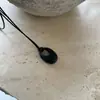 Collar minimalista de cordón de cuero estilo coreano con colgante ovalado, diseño único, cadena versátil para suéter, gargantilla diaria para mujeres