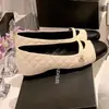 Zapatos Estilo Mom Uva Primavera 2026 con Tacón Oculto de 2 cm, Bloqueo de Color Inspirado en Chanel, Puntera Cuadrada, Acolchados, Correa Única para Mujer