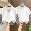 Camiseta de manga comprida para meninas, estilo primavera/outono, nova coleção 2026, peça básica da moda para crianças, algodão puro, blusa falsa de duas peças para meninas pequenas
