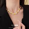 Conjunto de joyas medievales vintage, elegantes accesorios dorados de nicho, pendientes de lujo de estilo palaciego accesibles.