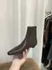 Botas de Cano Curto com Salto Bloco e Bico Quadrado First Encounter Season para Mulheres Outono/Inverno 2026 Botas de Cano Curto Marrons para Usar com Saias Emagrecedoras