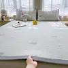 Juego de Tres Piezas de Alfombrilla Refrigerante de Seda de Hielo Clase A, Colchón de Alfombrilla de Seda de Hielo de Verano, Lavable a Máquina, Adecuado para Bebés y Niños Pequeños, Alfombrilla Suave con Aire Acondicionado
