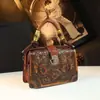2026 Nuevo Bolso de Mano Elegante Vintage con Relieve Floral y Asa de Bambú Cuero Genuino Gran Capacidad Bolso de Mujer Estilo Étnico para Mujeres de Mediana Edad