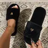 Novas pantufas de pelúcia de alta qualidade com decoração de coração para mulheres, bico aberto, macias e confortáveis, leves, adequadas para o quarto
