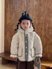 Jaqueta acolchoada de algodão infantil com forro de fleece para outono e inverno, casaco de algodão quente com capuz para meninos, novo estilo 2026, peça externa acolchoada de algodão para bebês meninas