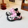 Zapatos retro para niños al por mayor 2026 otoño nuevo estilo versión coreana para niños zapatillas deportivas casuales para niñas ligeras modernas