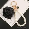 Novo Estilo Pingente Chaveiro de Carro Flor de Couro Pérola, Acessório de Flor Fofo Cravejado com Diamantes, Capa de Fone de Ouvido, Decoração de Bolsa