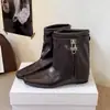 Novas Botas Western Quadradas de Salto Baixo Macio Empilhadas 2026 4cm Botas de Calça Couro Retro Francês com Fivela Outono Inverno Aumento Interno de Altura