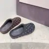 Sandálias slip-on de bolinhas estilo coreano para mulheres, adequadas para uso ao ar livre no outono/inverno de 2026, apresentando uma sola macia e um design inspirado na Birkenstock