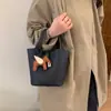 Bolsa Pequena Marrom Maillard Retrô Feminina 2025 Nova Outono e Inverno Mais Fácil de Combinar Bolsa de Ombro Transversal Bolsa de Balde Portátil