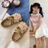 Zapatos de Malla con Flores de Gamuza de Moda para Niñas Estilo Vacacional 2026 Primavera/Otoño Nuevos Zapatos de Rendimiento de Suela Suave Planos Versátiles