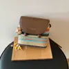 Bolso cubo de color contrastante popular de este año para mujer, nuevo y elegante bolso cruzado de verano 2026, bolso tejido de paja exquisito y moderno