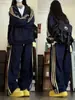 Conjunto Esportivo Casual Estilo Preppy Retrô Outono e Inverno Nova Moda Solto para Pessoas Plus Size Jaqueta e Calça Conjunto de Duas Peças