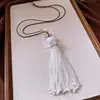 Colar com Pingente de Borla de Vidro Resinado e Cordão de Couro para Mulheres, Corrente de Suéter Versátil e na Moda, Corrente de Clavícula de Luxo Leve de Nicho de Alta Qualidade
