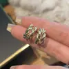 Pendientes de Aro Trenzado Entrelazado C de Punto Europeos y Americanos para Mujer Simples de Nicho Distintivos Exquisitos de Moda para Commuter Pendientes Versátiles