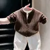 Conjunto de duas peças para meninos estilo coreano outono e inverno 2026: novo suéter marrom com cardigã de tricô trançado e calça casual branca infantil