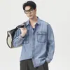Camisa Jeans Lavada Estilo Retrô Americano de Manga Longa para Homens Bolsos Assimétricos Patchwork no Ombro Lateral Modelagem Solta Casual Versátil