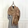 Bufanda de moda transfronteriza europea y americana con letra F para mujer, nuevo estilo otoño/invierno, cachemira sintética, chal cortavientos y cálido, disponible para transmisión en vivo y dropshipping
