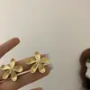 Daisy~Dulce y Elegante Diseño de Lujo Ligero, Pendientes de Alta Gama con Textura Floral, Accesorios para Orejas de Estilo Simple y Minimalista