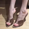 Sandálias de Salto Agulha Finas Bico Fino Versáteis Verão Pregueadas Diárias Casuais Fivela de Metal Aumentadoras Novo Estilo