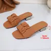 Sandalias plisadas de tacón bajo para mujer de talla grande transfronterizas 2026 primavera nueva moda sandalias de punta cuadrada y tacón cuadrado venta al por mayor