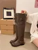 2026 Novas Botas Longas Retro de Couro Macio com Salto Grosso Acima do Joelho Versáteis com Fivela Botas de Equitação Femininas Botas da Moda Tecido